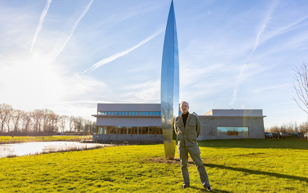 Acht meter hoge sculptuur van kunstenaar MH17-monument  als cadeau voor jarig crematorium Ommeland en Stad